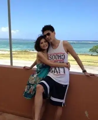 ella与老公闺房玩人体特技 昔日恩爱亲密照盘点(组图)