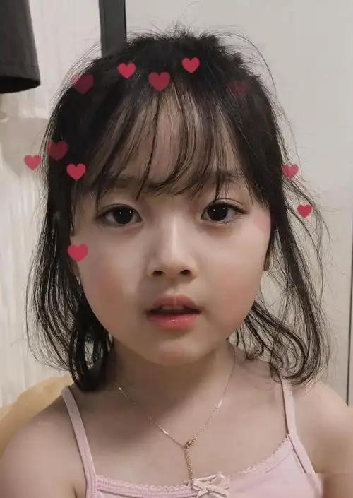 表情包女孩权律二长大了,从小就比较肉肉的她,现在颜值仍然优越_网易