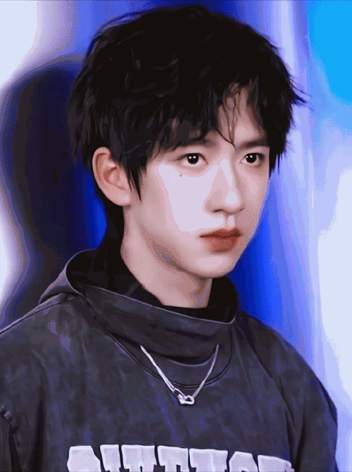 贺峻霖百忧戒吉他花絮照#贺峻霖锡纸烫造型,又酷又帅,氛围感绝了