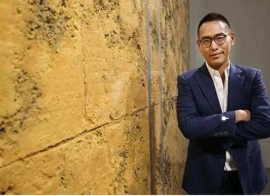 汤臣一品的执行董事汤子嘉公布恋情,女友是1991年出生的演员温心.