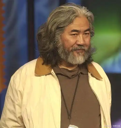 邢佳栋出生在有"三晋之地"称号的山西太原,父母都是省话剧团的演员,而