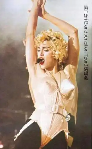 事实上,内衣外穿最早是流行教母麦当娜开创的,并且当时它绝对是一种