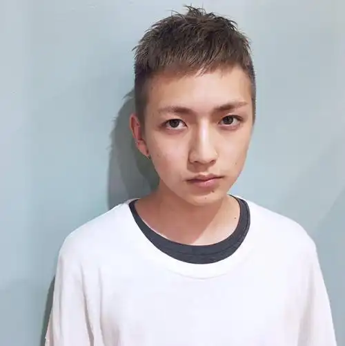 清爽帅气的露额头短发 抓住2017夏天的尾巴-男生短发-帅哥发型网