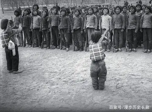 图为1940年,河北省唐县稻园村儿童团表演大合唱,纪念"四四"儿童节大会