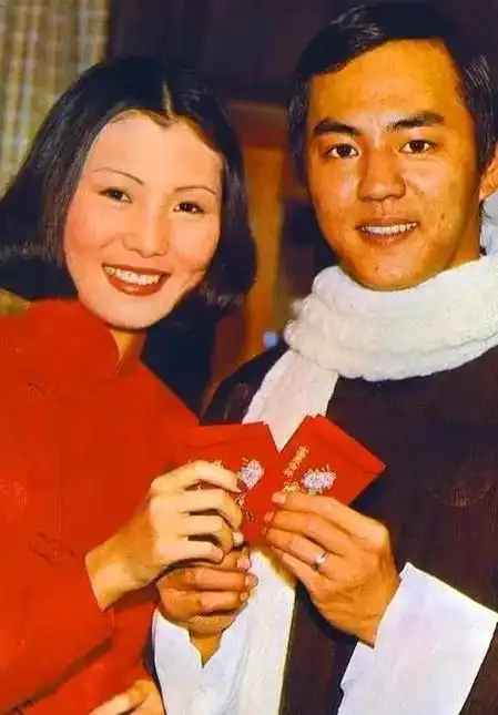 狄龙与太太14岁相识婚后生一儿子幸福美满