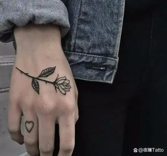 我看网上很多在问女生手背纹身的相关问题的,我今天就推荐一些适合