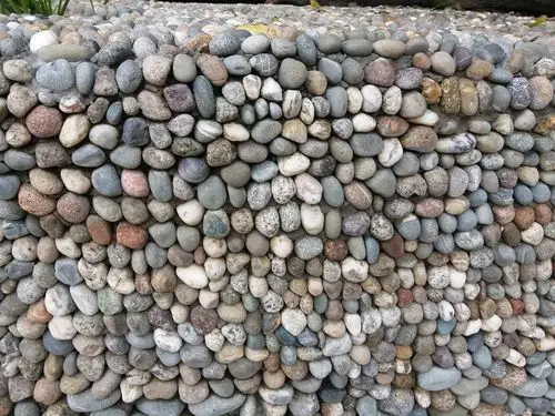 小小鹅卵石砌就的墙,很有艺术感.