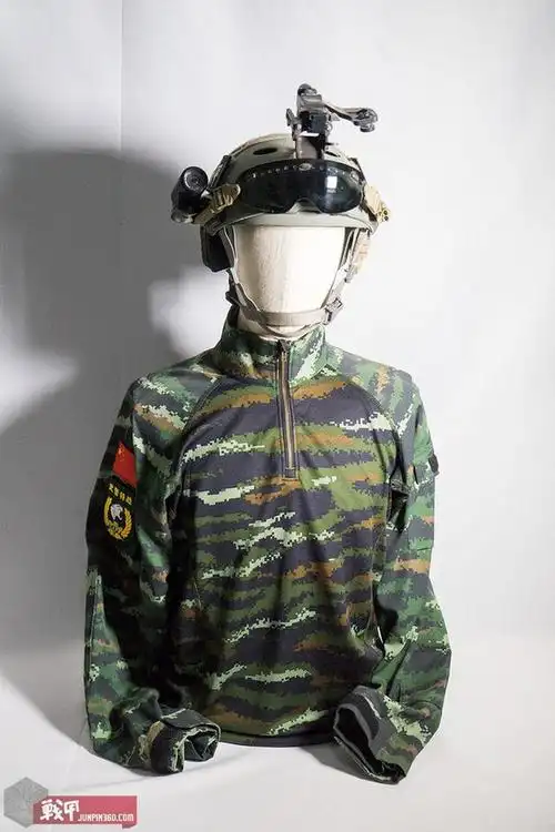 12式武警特战作训服,是配发个各地武警特战部队的,可谓是给精锐部队的