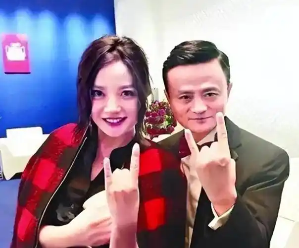 著名导演爆料:赵薇疑似没事了,脸不再打马赛克,作品也上线了|周星驰