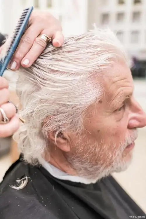 没有办法逆转或阻止头发自然变白的过程,但有一些方法可以帮助保持