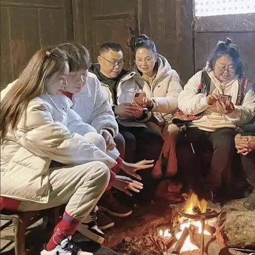 网友偶遇杜海涛沈梦辰回乡下过年夫妻俩好亲民