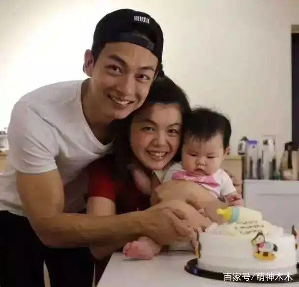 梁烈唯庆祝与妻子相恋17年!曾为赚老婆本到餐厅打工,婚后仍宠妻