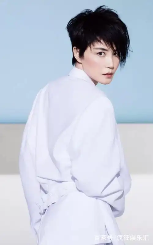 王菲穿着一身浅色衣服,留着黑色短发,侧脸十分精致