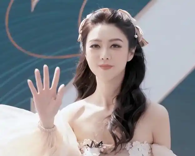 女歌手安静红唇个人资料 美女演员安静个人资料 - 歌词译