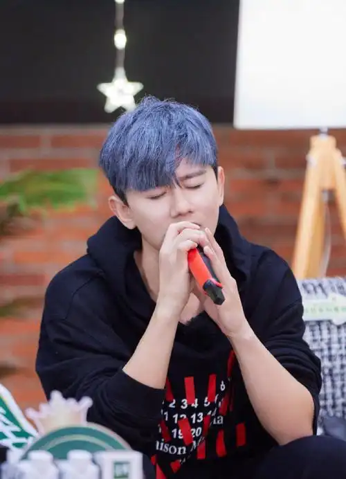 宫格#张杰雾霾蓝发色,太喜欢不一样发色的杰哥,建议这个发型半永久啊!