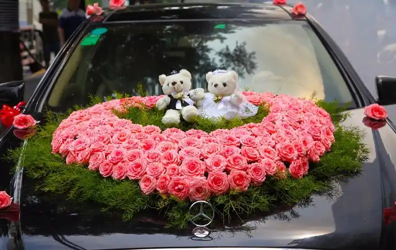 如何漂亮的装饰婚车迎娶新娘子