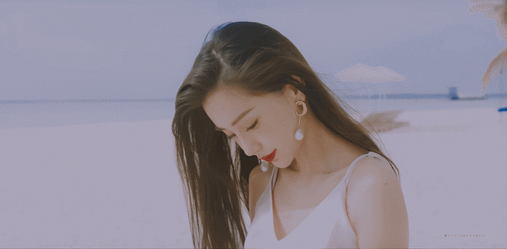 杨颖穿白色深v牛奶裙拍广告,她转身那一刻,泰国男粉丝都沸腾了