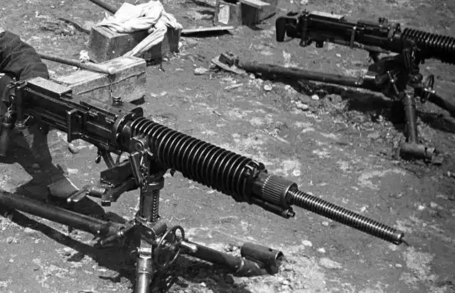 随军记者拍下独自一个人缴获日军2挺重机枪的八路军小战士