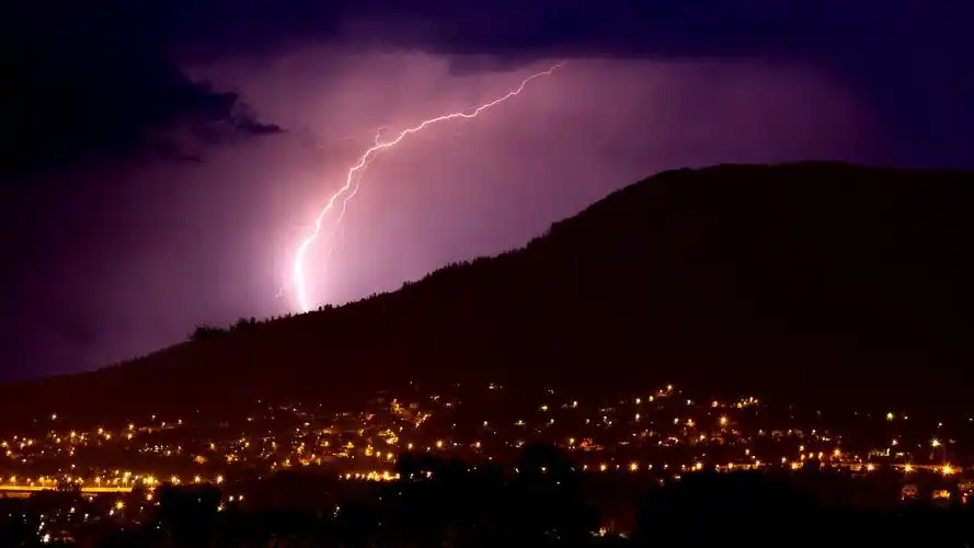 精选城市夜空闪电图片电脑桌面壁纸高清大图预览1920x1080_风景壁纸