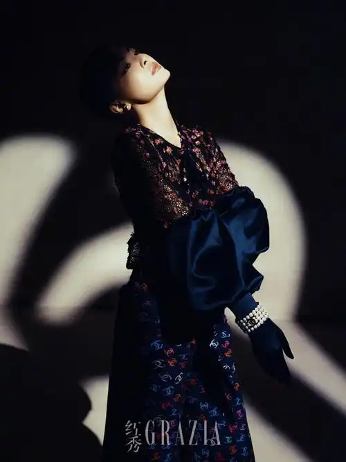 红秀grazia三月刊大片释出明暗忽动下一袭黑白圆扣格纹裙