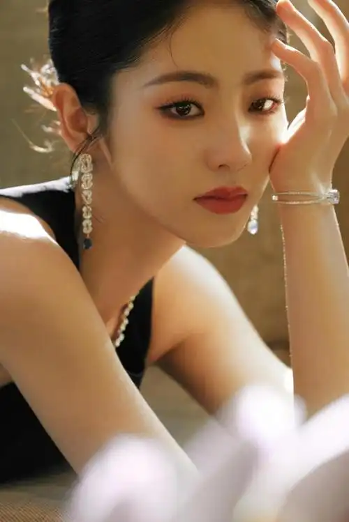 在修身礼服的衬托下展现出大气优雅的轻熟魅力,女明星的自我管理真的