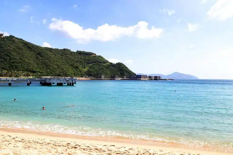 三亚湾有著名的椰梦长廊天涯海角海上观音大小洞天等风景 旅游 区,是