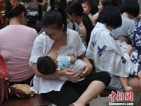 迎接世界母乳喂养周辣妈商场里哺乳玩快闪(图)
