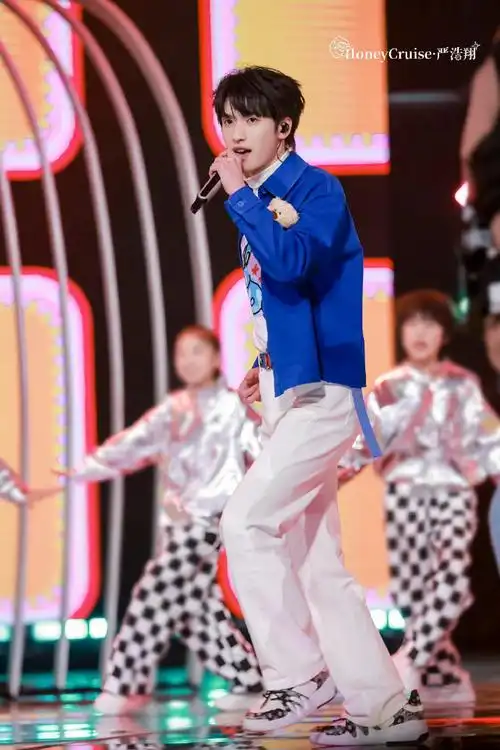 严浩翔湖南卫视小年夜彩排照##严浩翔衣服口袋里有只小熊