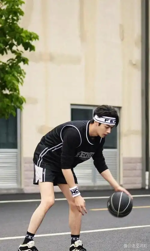 看看男明星们打篮球的精彩瞬间,太帅了,太迷人了!