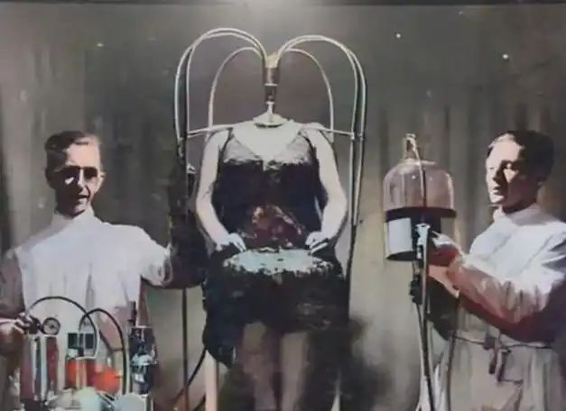 1939年纽约世博会上两个德国医生正向众人展示一位无头颅女孩