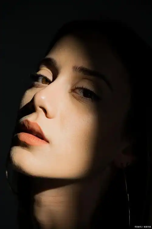 当我们遇到一个眼神深邃,充满内涵的男人时,我们可能会情不