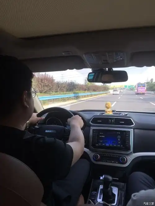 给司机来个背影杀吧.