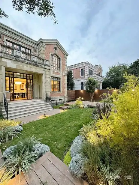 新上超美别墅~豪装双拼(带150平大花园,精装修未住人)