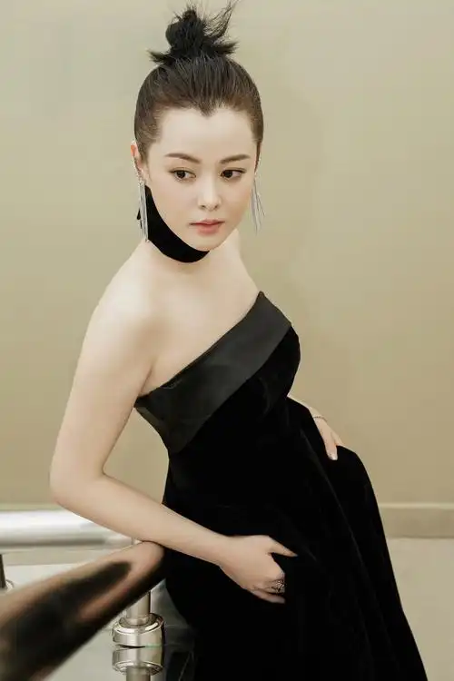 演员刘一含演技颜值双获肯定 出席搜狐时尚盛典惊艳全场__凤凰网