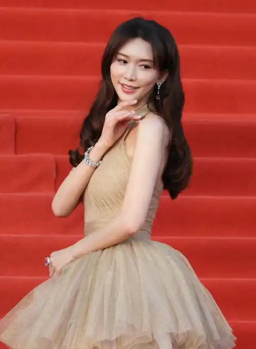 林志玲罕见现身引关注皮肤紧致优雅大方肤色越来越像日本人