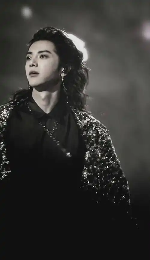 华晨宇也太会了金色长发搭配玫瑰纹身秒变叛逆的忧郁王子