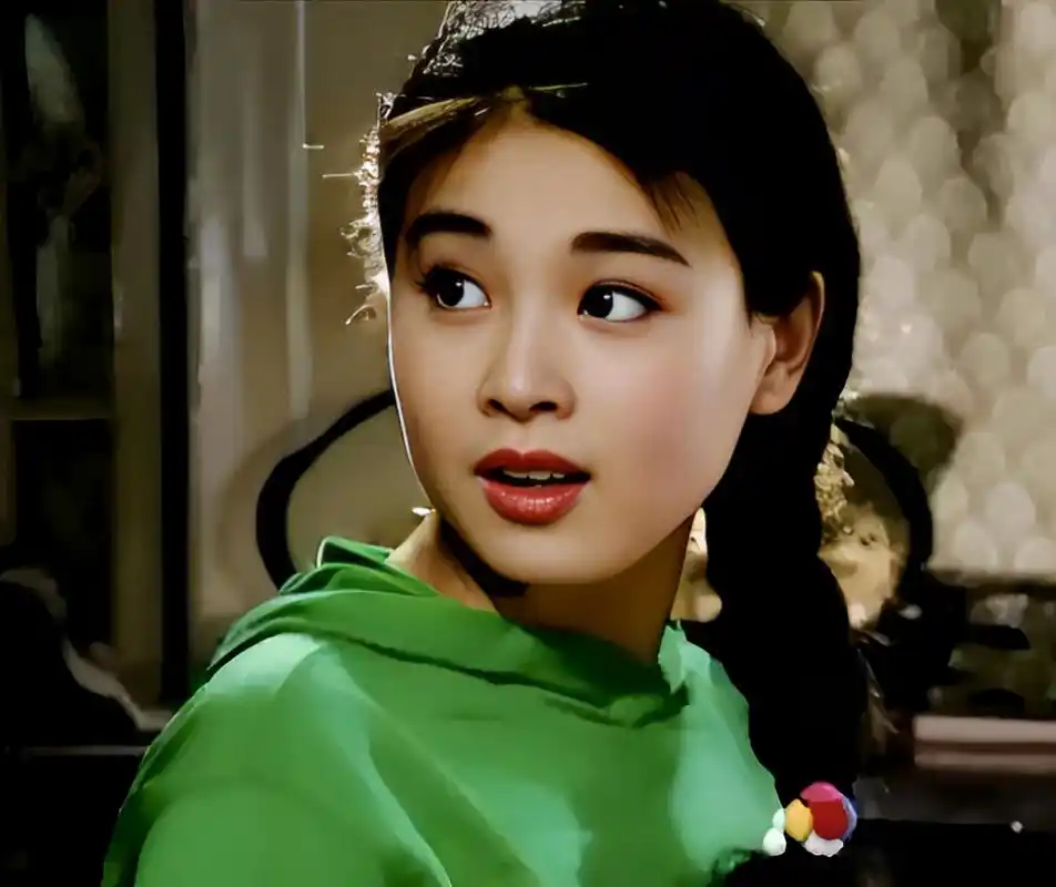这是一张90年代的女演员的照片,年轻漂亮,明眸皓齿.非常好!