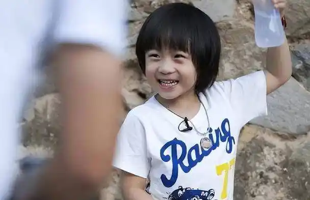 14岁kimi侧面照曝光,神似舅舅,力破长残传闻,体重飙至170斤!