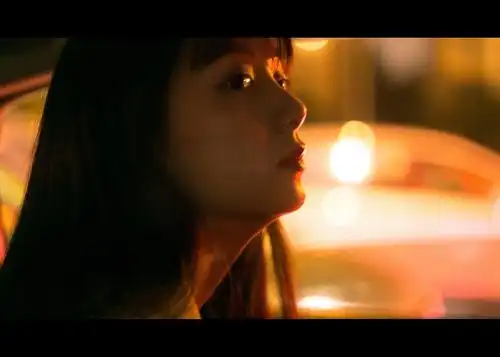 蘑菇sydni的相册-靠车窗的女孩