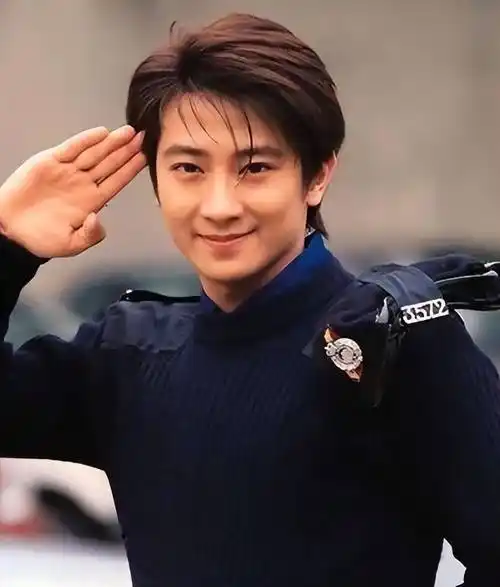 他曾被誉为香港小天王,因一句"钓鱼岛是中国的",惨遭封杀20年