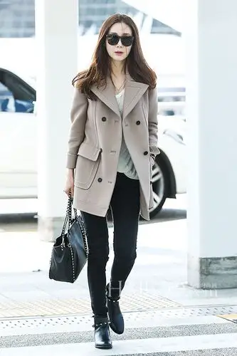 最新韩国女明星街拍:长发飘飘出街"作秀"!