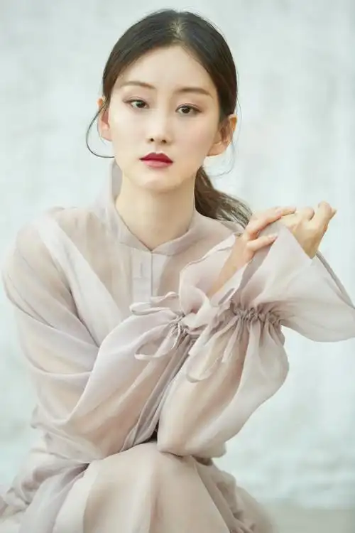 顺便告诉大家,于潼小姐姐的《招摇》目前每周一至周