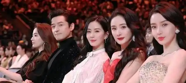 身旁有好友杨幂,刘诗诗,倪妮陪伴,而她凭借个人实力成功成为多个高端