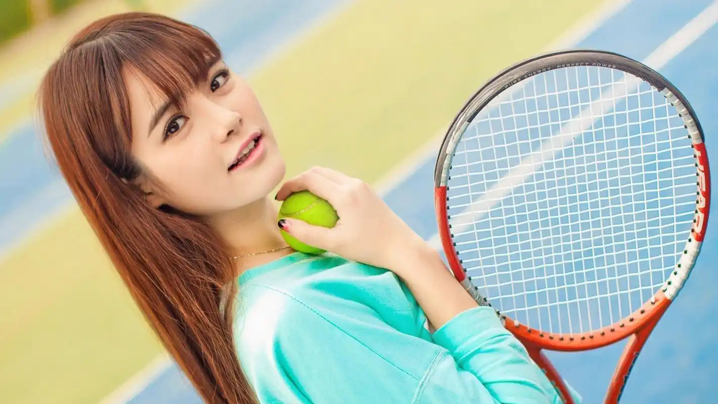 长发飘飘的校花美女运动写真桌面壁纸