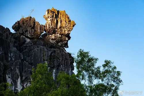 春湾石林风景区阳春旅游资源得天独厚文化古迹众多这里风光绮丽