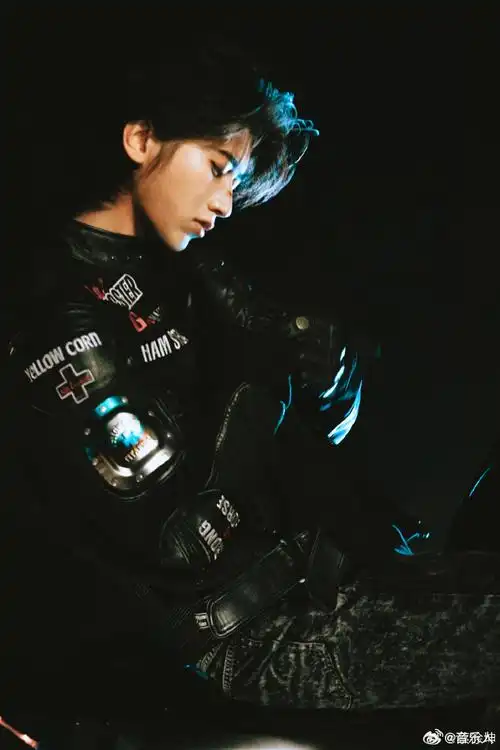 蔡徐坤战损机车风造型#今日,@蔡徐坤微博分享最新写真图,战损机撤风