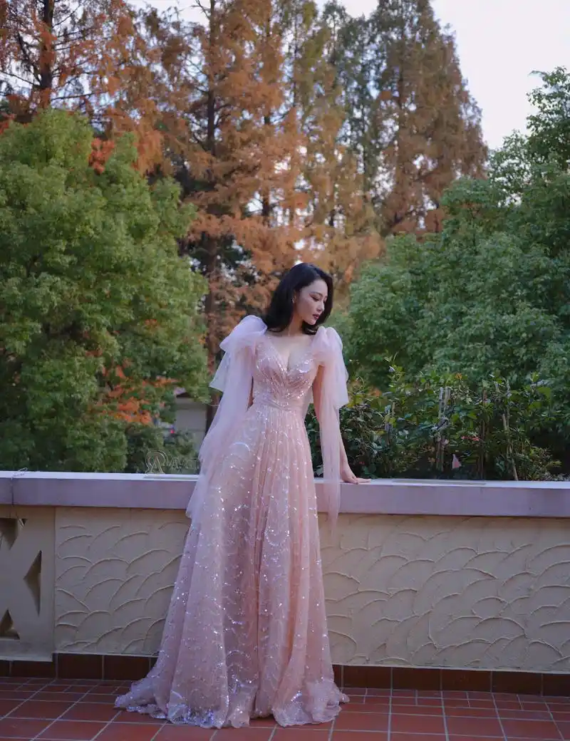 张馨予的冬天 明星张馨予在上海花园中享受美好时光,身着粉色长裙,头