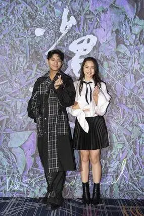 怀秋谈禁忌师生恋!重逢「16岁前女友」同框 惊人发色现身