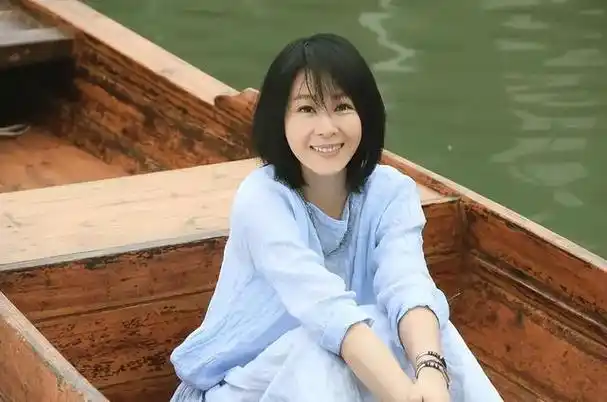 事实证明,逐渐"消失"的刘若英,早已走上了另一条人生大道?