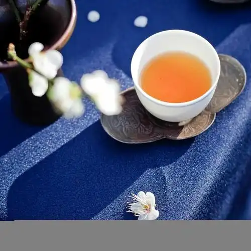 一杯清茶,烟气袅袅如云雾,翠竹掩映,花瓣轻落,幽香自唇边轻轻滑落.